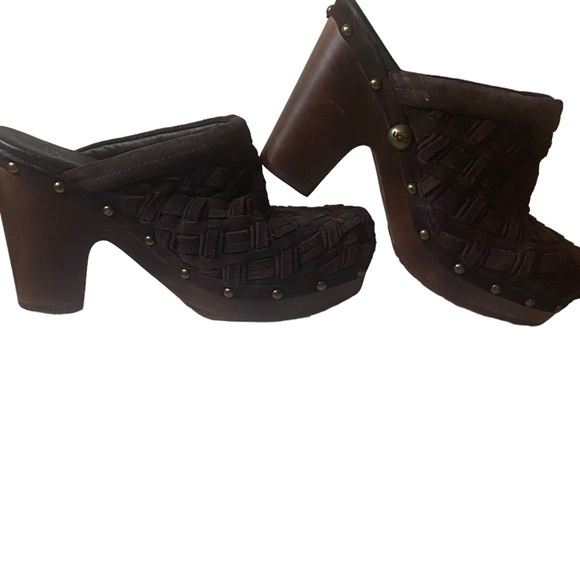 UGG Shoes - Ugg brown suede basketweave clogs in like new condition sz 7